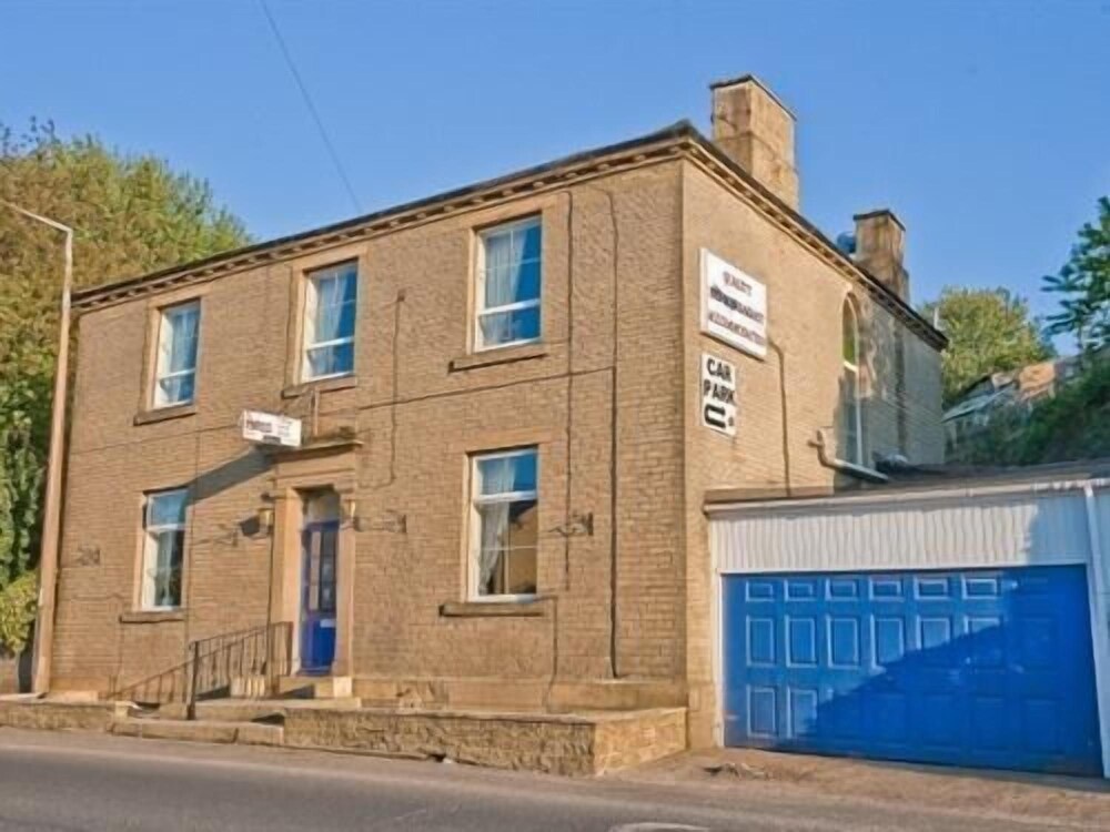 The Pinfold Guest House — 4-Star Luxury Hotel in Elland, United Kingdom