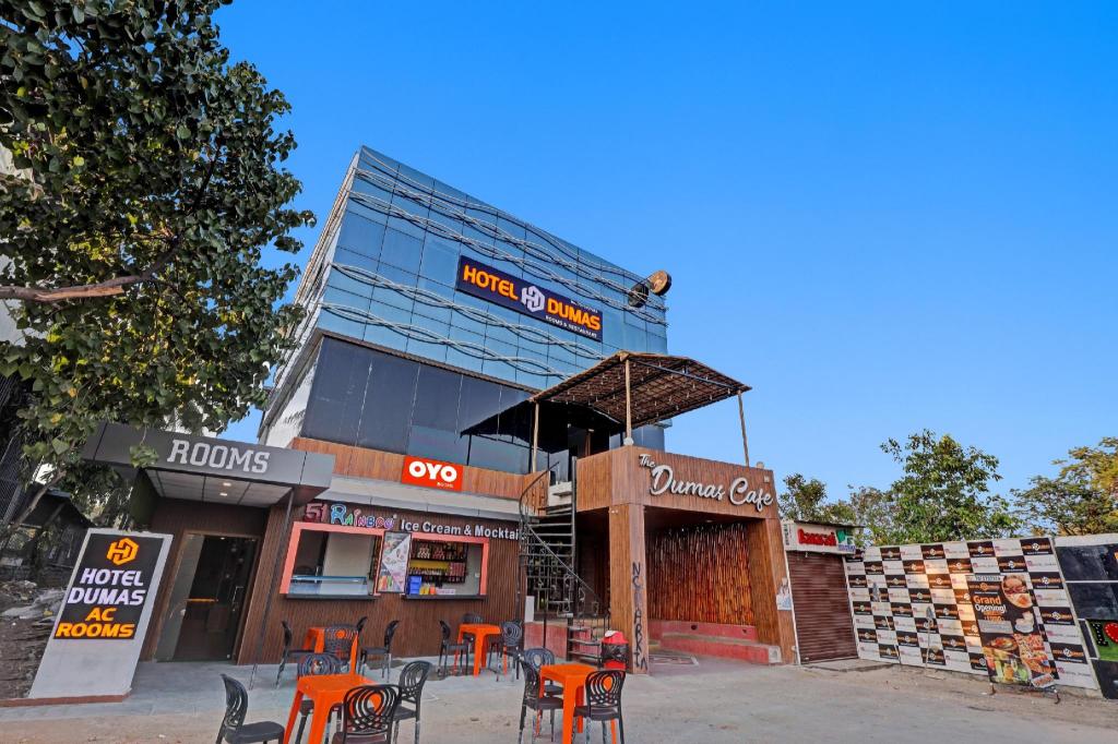 Oyo Flagship 807009 Hotel Dumas Rooms & Restaurant in Surat, India