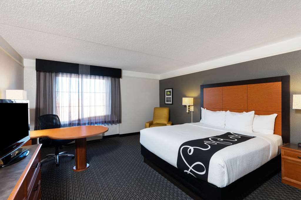 La Quinta Inn & Suites by Wyndham Pueblo - photo 24