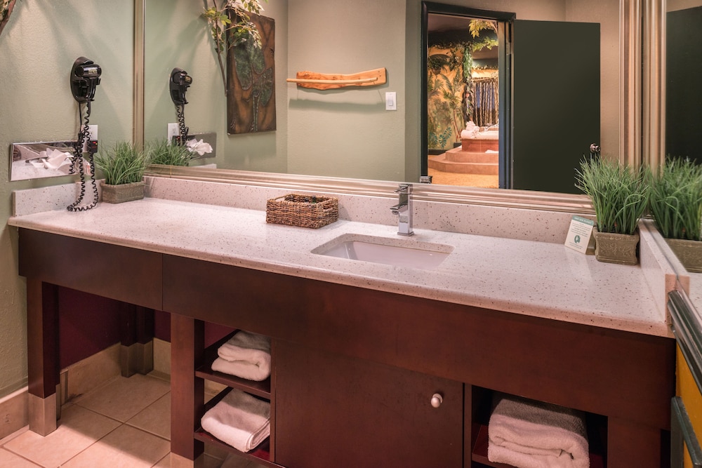Inn of the Dove Romantic Suites with Jetted Tub & Fireplace - photo 18