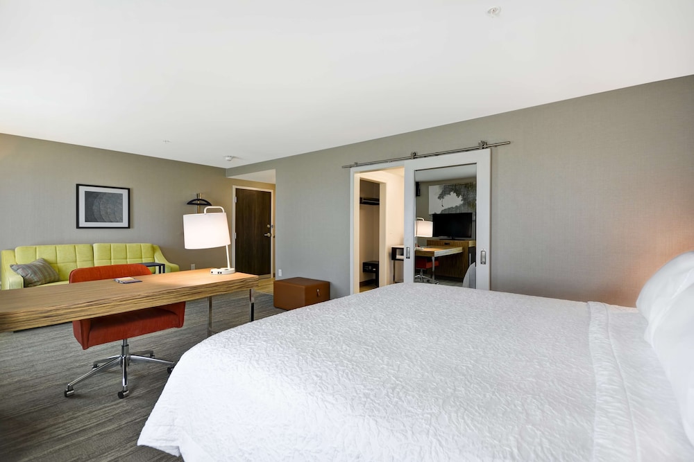 Hampton Inn & Suites Detroit Warren - photo 11