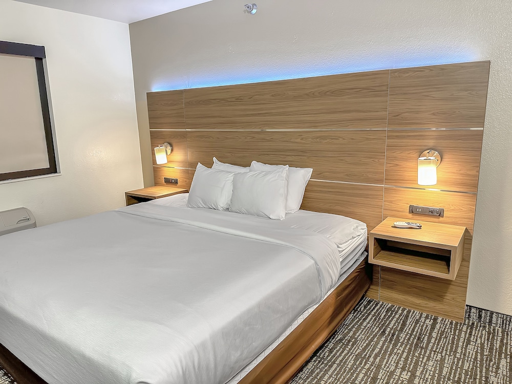 Estherville Hotel & Suites - photo 20