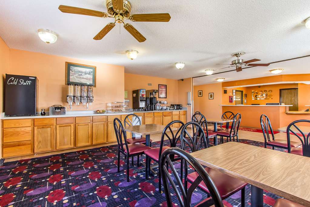 Econo Lodge Inn & Suites Pekin Peoria Area - photo 31