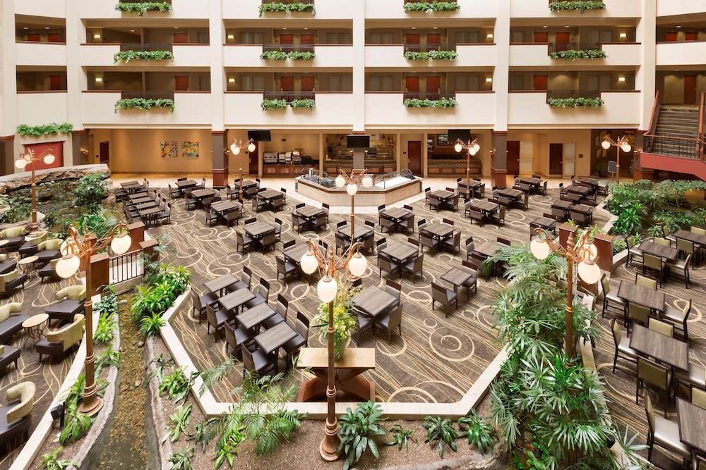 Embassy Suites Lincoln - photo 3