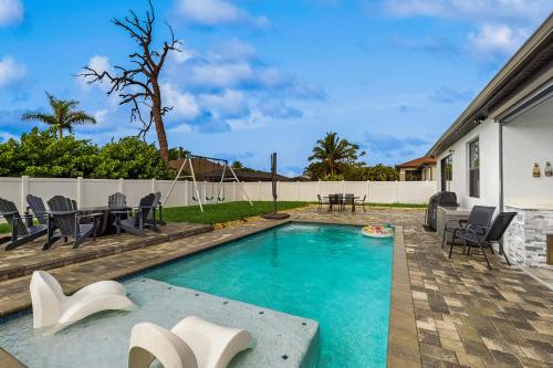 This Way to Paradise — 4-Star Luxury Hotel in Cape Coral, United States