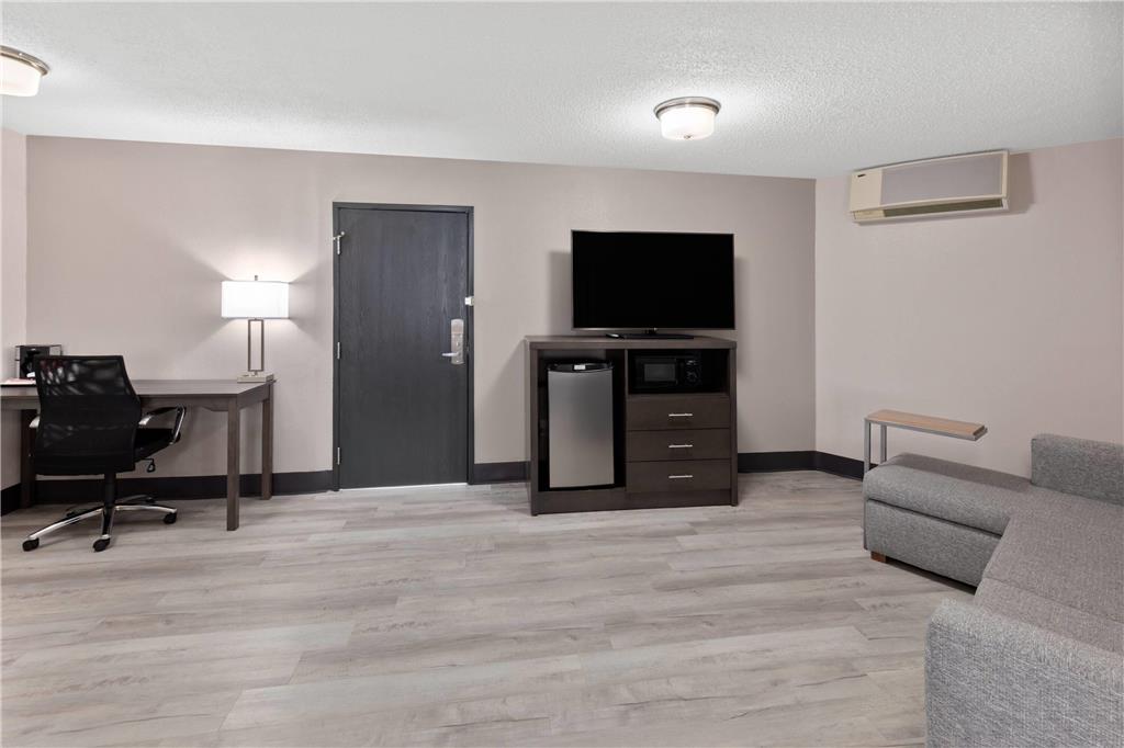 La Quinta Inn & Suites by Wyndham Goodlettsville Nashville - photo 14