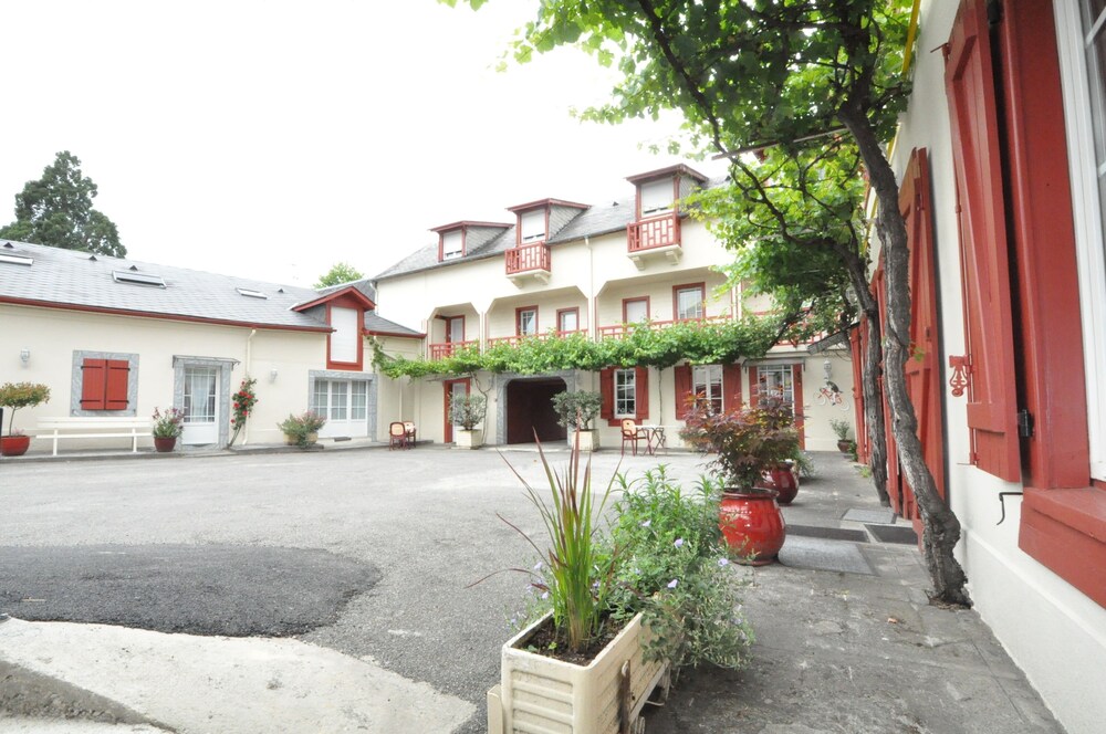 Le Clos du 5 Appart Hotel Bagneres in Bagneres-De-Bigorre, France