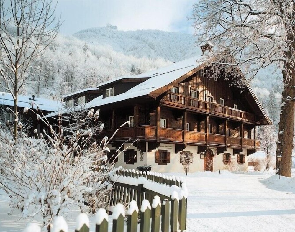 Romantik Hotel Die Gersberg Alm mit Panoramablick auf Salzburg und Outdoor Pool ab Mai — 4-Star Luxury Hotel in Salzburg, Austria