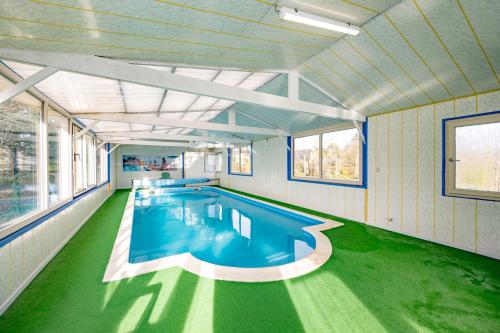 La Picardière Piscine intérieure à Erquy in Erquy, France