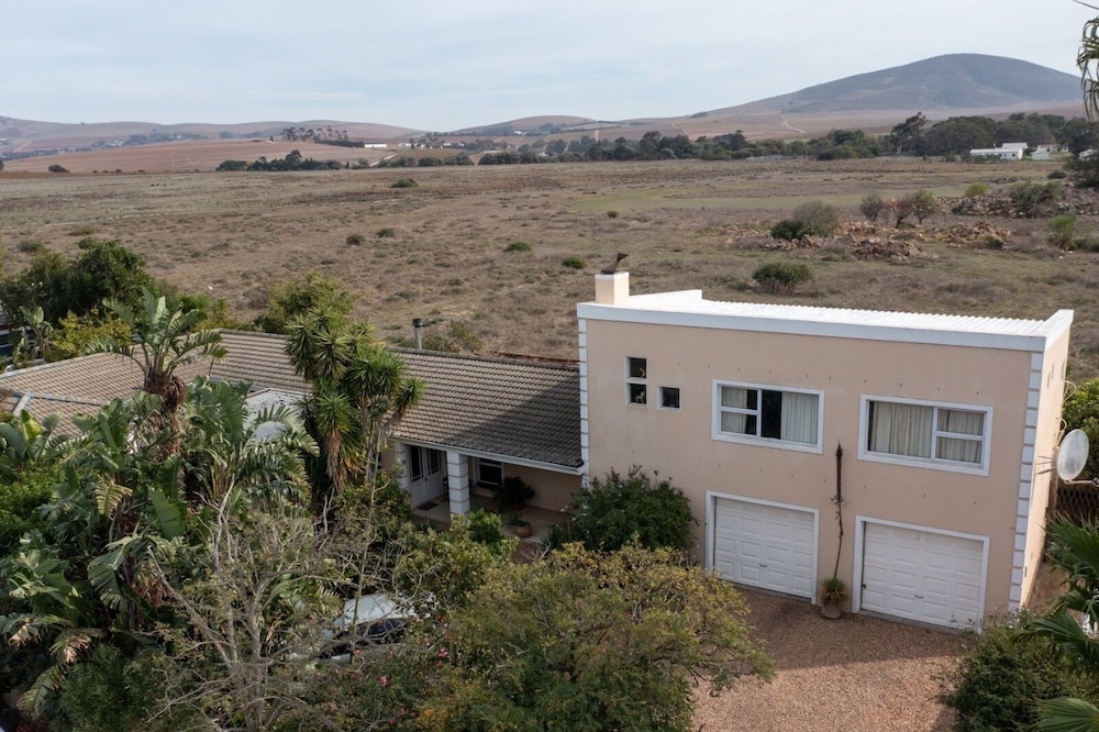 3 Bedroom part house in the scenic Durbanville wine lands area holiday facility — 4-Star Luxury Hotel in Cape Town, South Africa