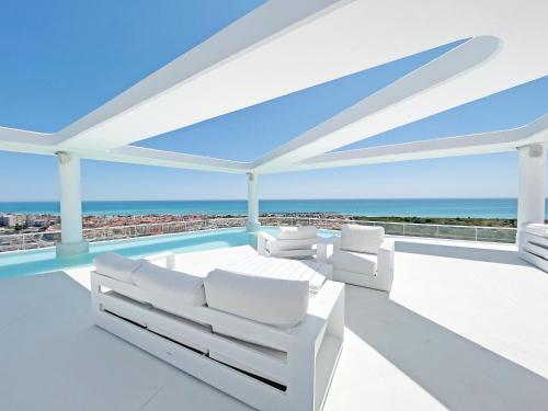 Global Properties Apartamento con terraza y vistas a la costa mediterranea — 4-Star Luxury Hotel in Canet D'en Berenguer, Spain