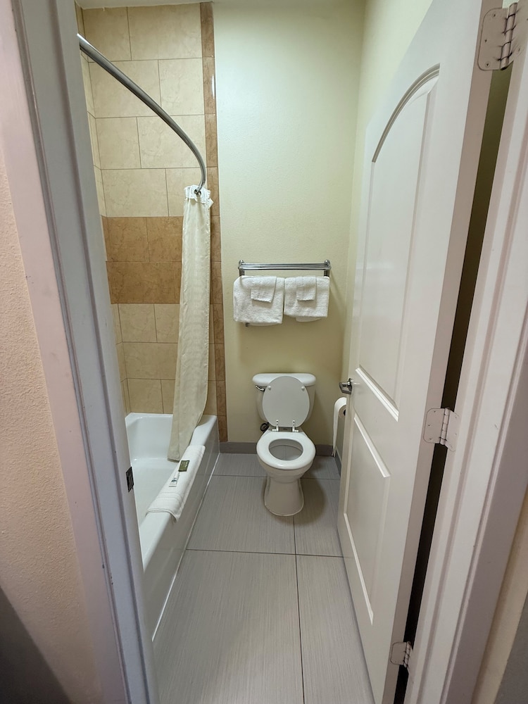Executive Inn and Suites - photo 10