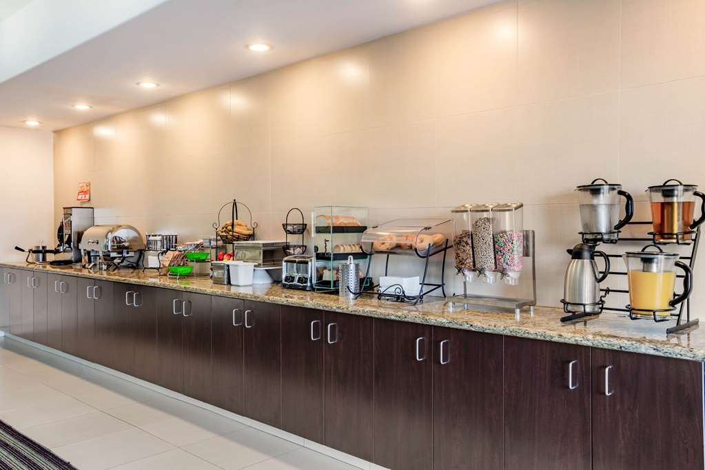 La Quinta Inn & Suites by Wyndham Fowler - photo 51