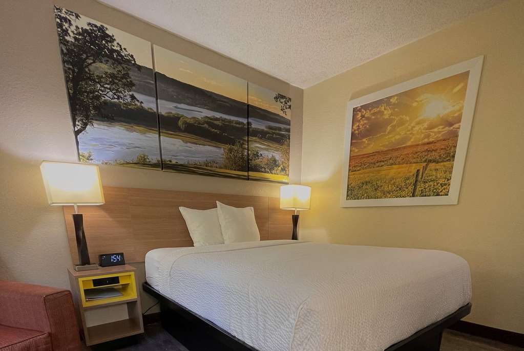 Days Inn & Suites by Wyndham Kaukauna WI - photo 5