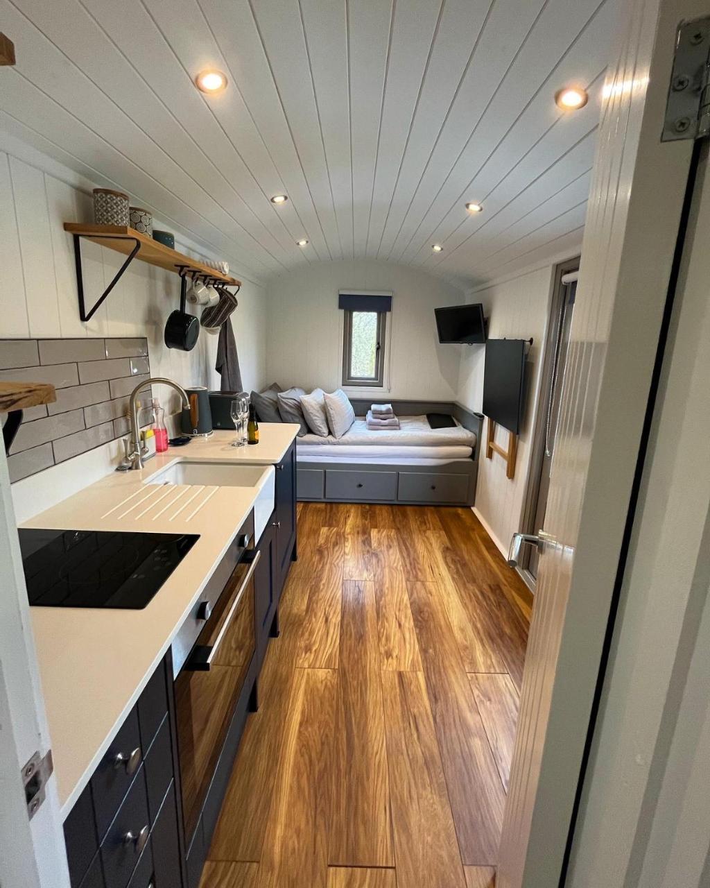 Luxury Shepherds Hut The Sweet Pea by the lake