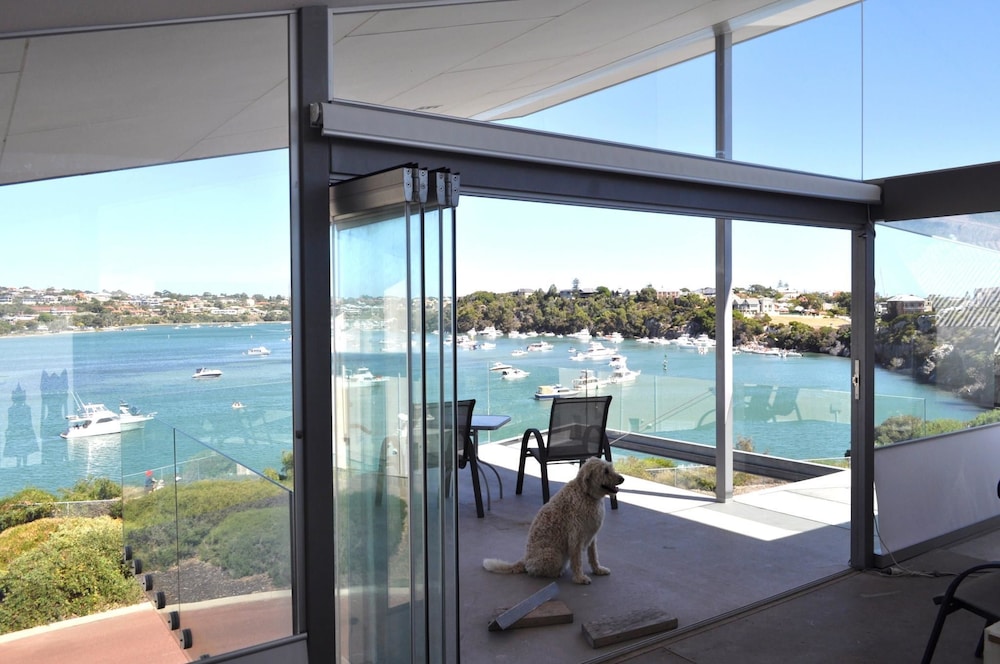 River Front Architect Villa — 4-Star Luxury Hotel in North Fremantle, Australia