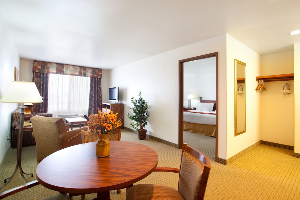 Holiday Inn Express & Suites Mattoon by IHG - photo 9