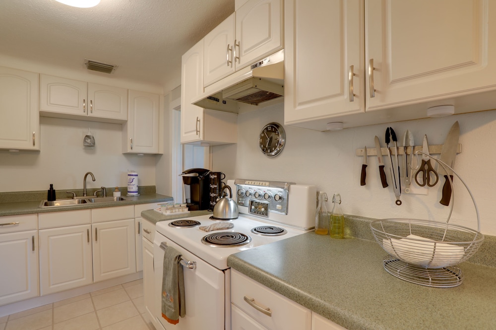 St Petersburg Vacation Rental Home w Pergola - photo 8
