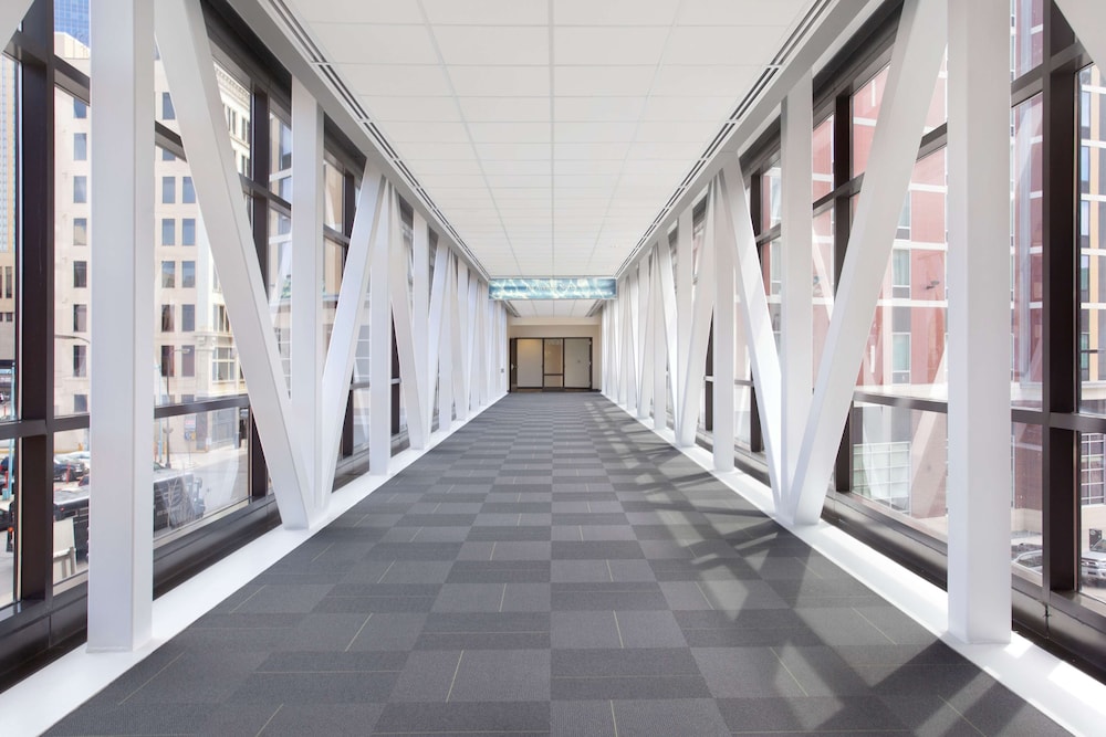 Hampton Inn & Suites Minneapolis Downtown - photo 4