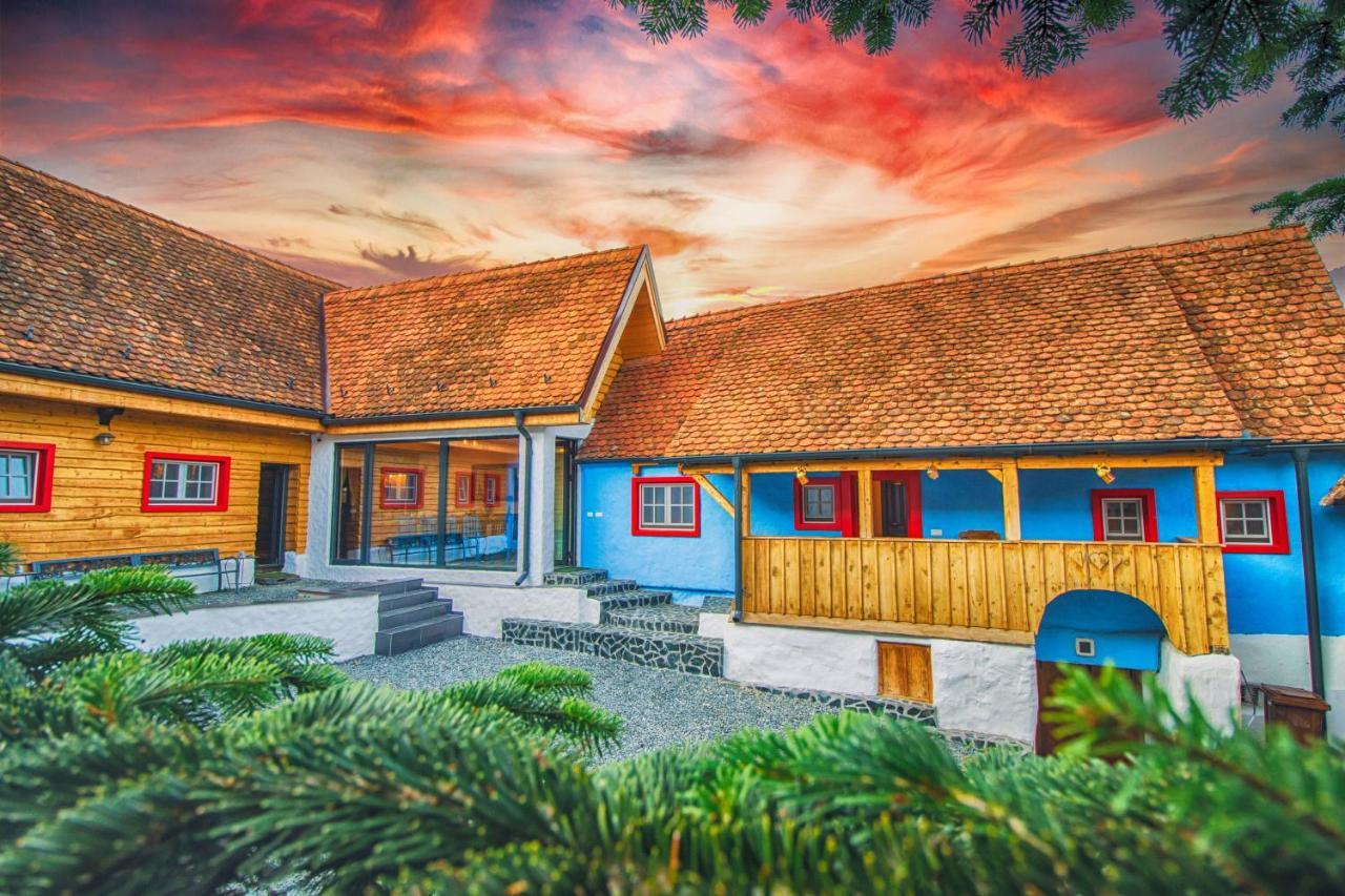 The Hut Retreat — 4-Star Luxury Hotel in Fantanele, Romania