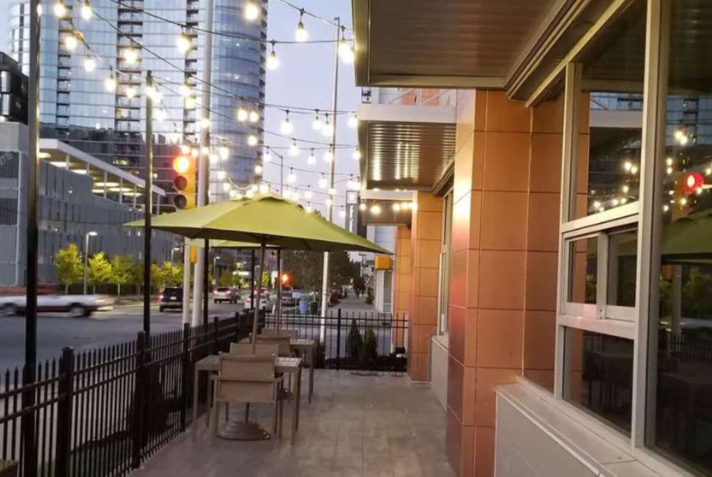 La Quinta Inn & Suites by Wyndham Indianapolis Downtown - photo 15
