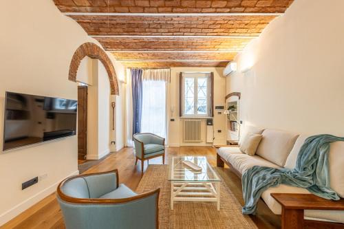 Navigli typical Milan home with private courtyard — 4-Star Luxury Hotel in Milan, Italy