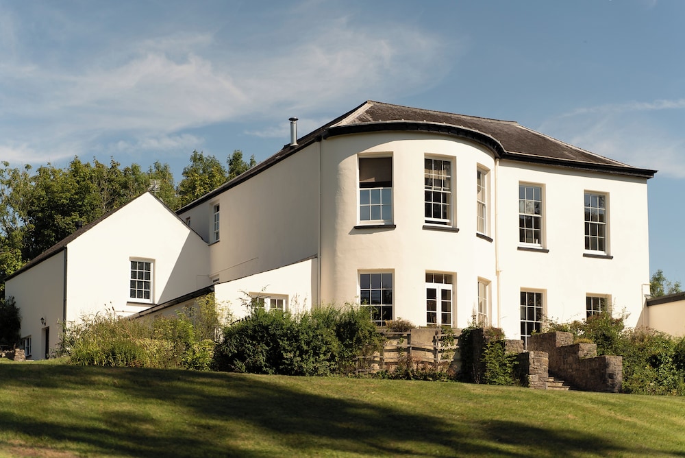 Holyland House Greenacres Estates — 4-Star Luxury Hotel in Pembroke, United Kingdom