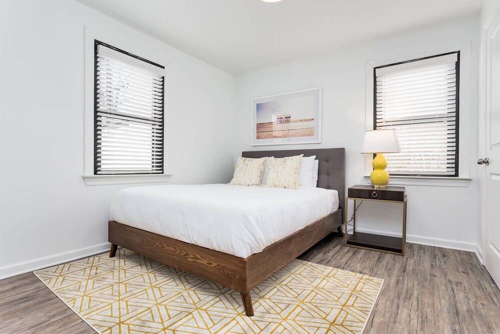 8 BRs Comprised of 4 2BR Suites by Domio - photo 3