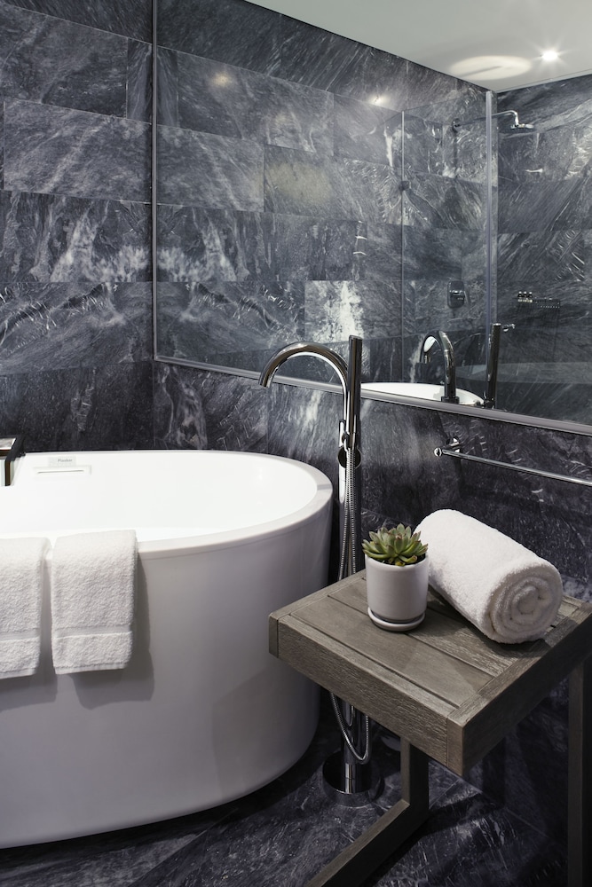 Deep soaking bathtub