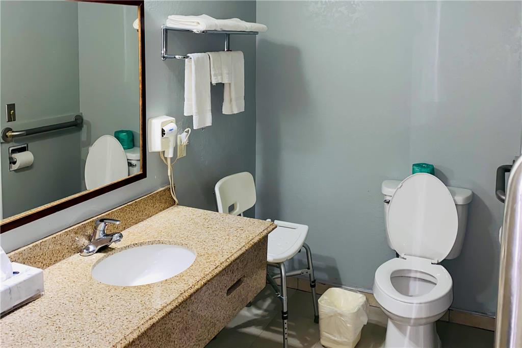 Econo Lodge Inn & Suites Old Saybrook Westbrook - photo 16