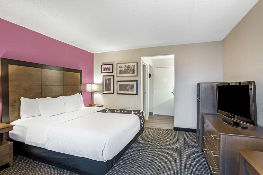 La Quinta Inn & Suites by Wyndham Hartford Bradley Airport - photo 30