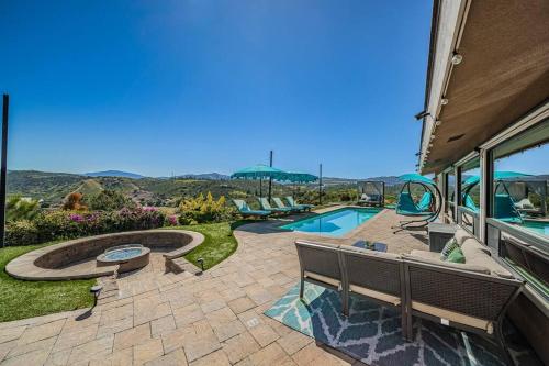 Lakeside Hilltop Retreat With Amazing Pool And Spa — Lakeside