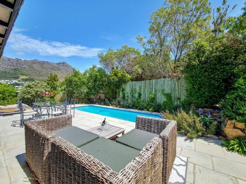 Peaceful 4 Bedroom Home in Estate Mountain Views
