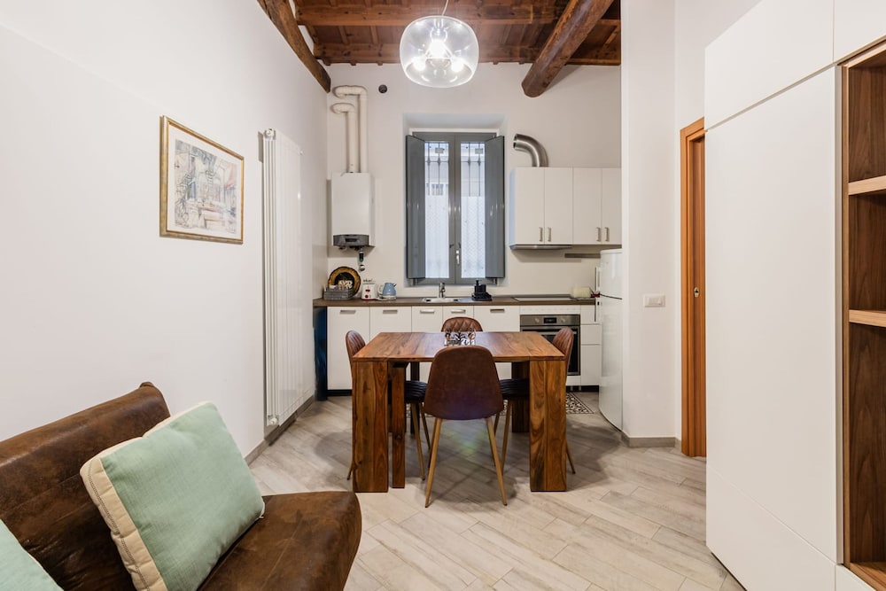 Moderno Loft nel Cortile di un Casale Storico — 4-Star Luxury Hotel in Corsico, Italy