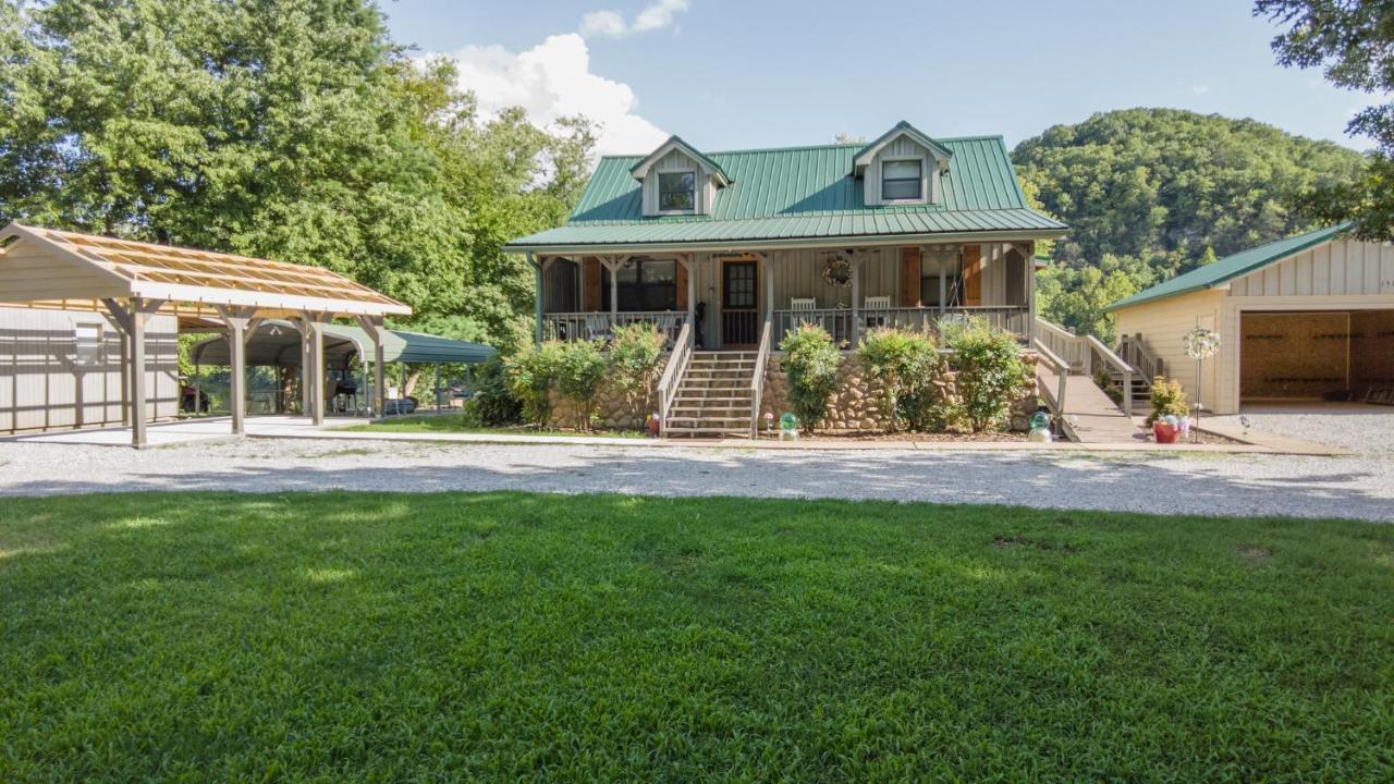 3BR Cabin On the White River with Boat Launch Great Fishing CCWC — 4-Star Luxury Hotel in Mountain View, United States
