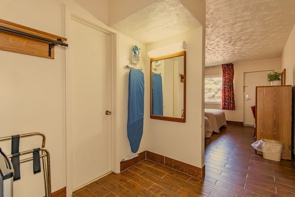 Americas Best Value Inn Austinburg - photo 32