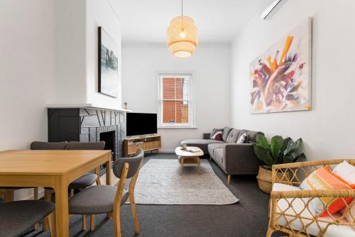 Salty Pines 3BR House Glenelg South — 4-Star Luxury Hotel in Glenelg, Australia