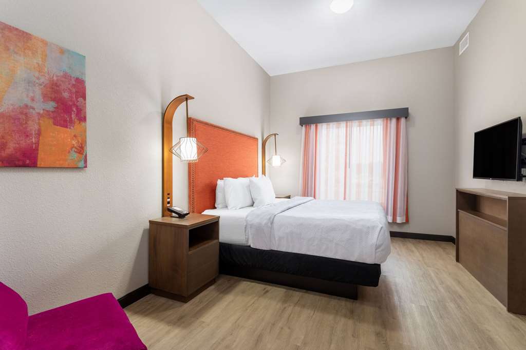 La Quinta Inn & Suites by Wyndham Augusta Near Fort Gordon - photo 18