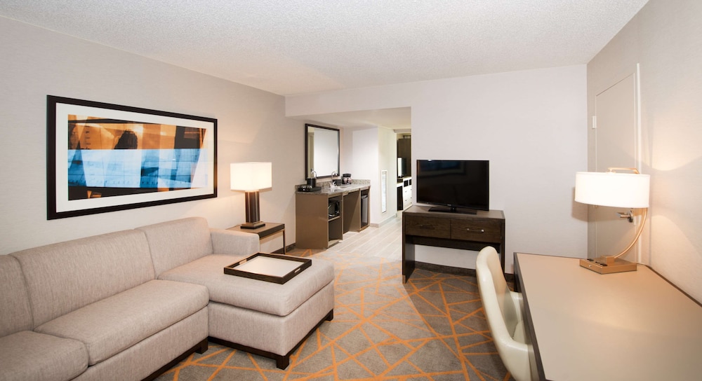 Embassy Suites by Hilton Cincinnati Northeast Blue Ash - photo 20