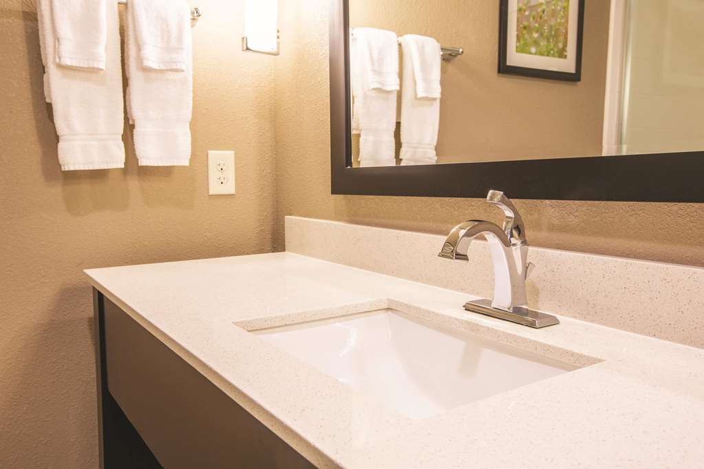 La Quinta Inn & Suites by Wyndham Hattiesburg I 59 - photo 12