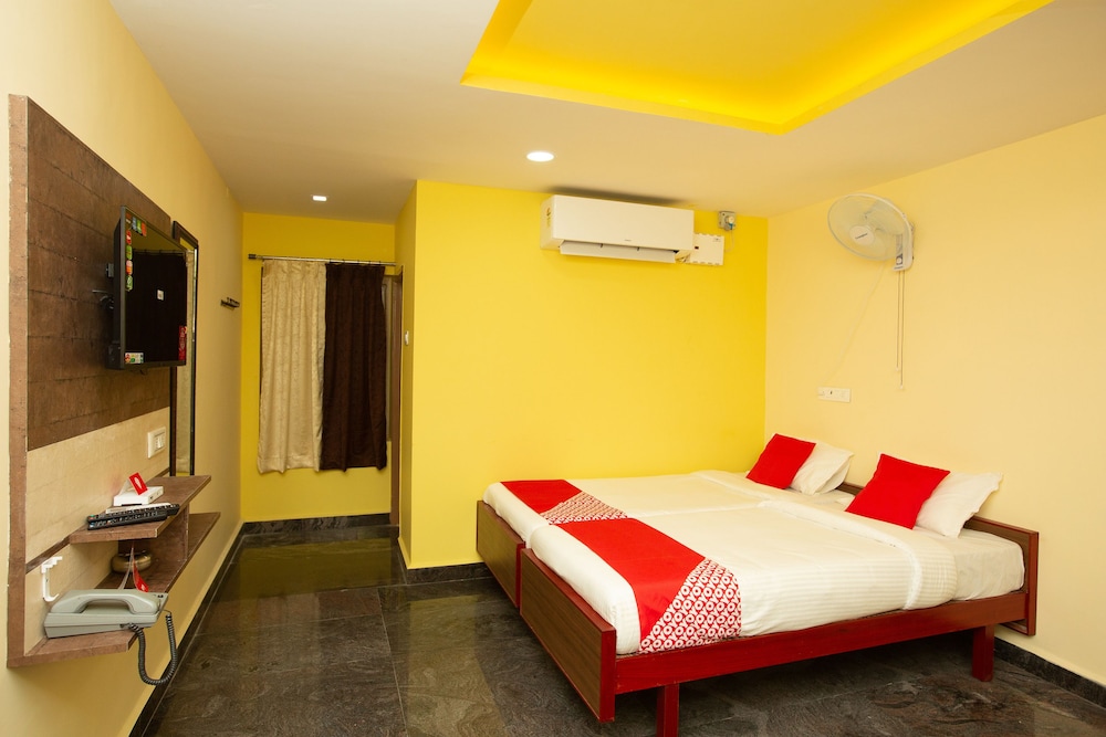 Sri Murugan Beach Paradise Hotel in Seven Pagodas, India