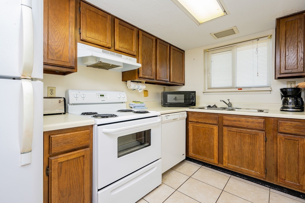 Driftwood Towers 5e 2 Bedroom Condo - photo 6