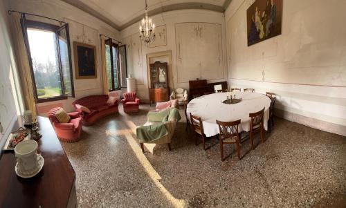 Villa Country Mansion 8500SquareFeet — 4-Star Luxury Hotel in San Pietro Viminario, Italy