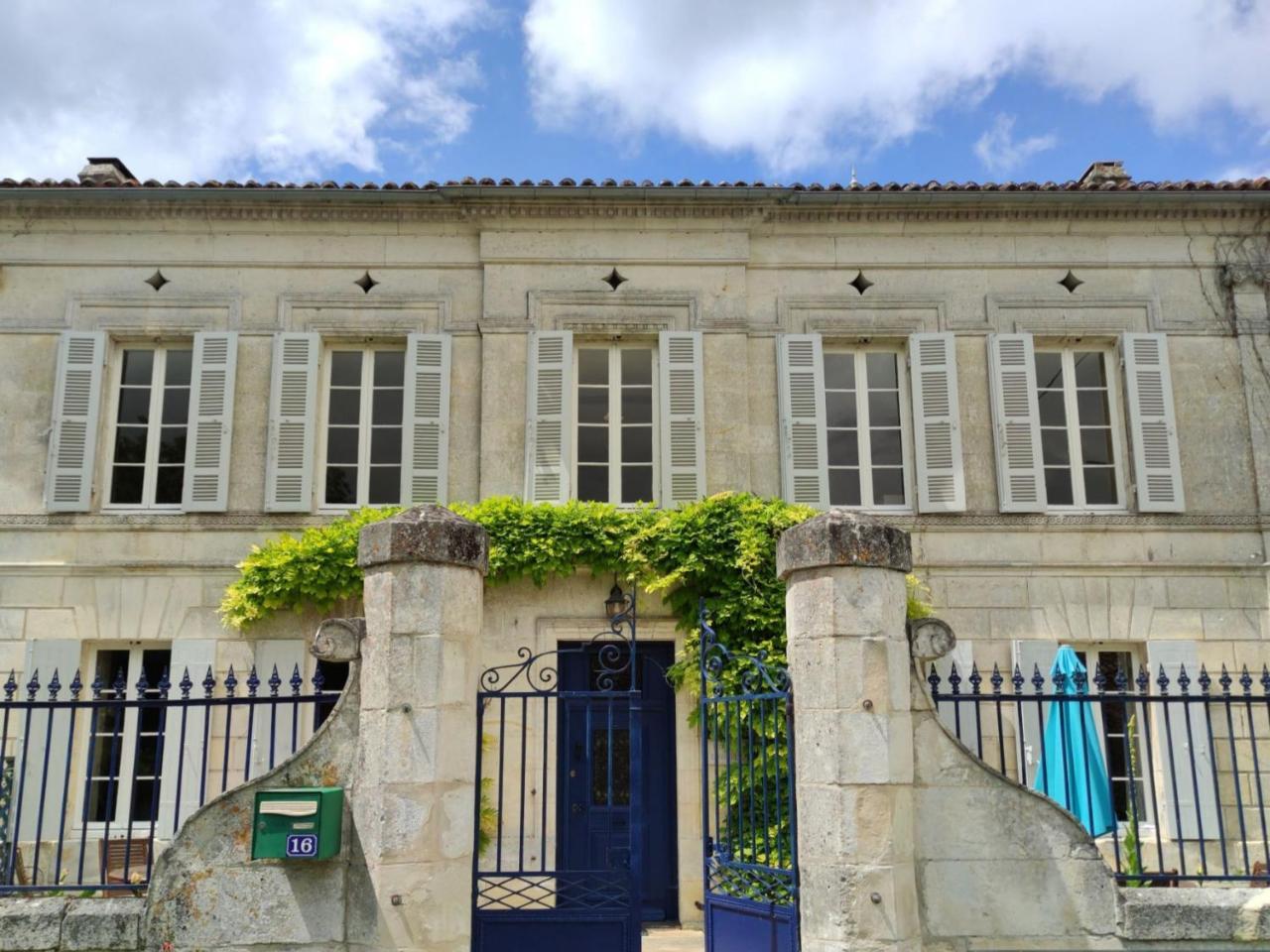 Le Moulin Etourneau 2 Gites Avec Piscines Et SPA — hotel in Champagnac