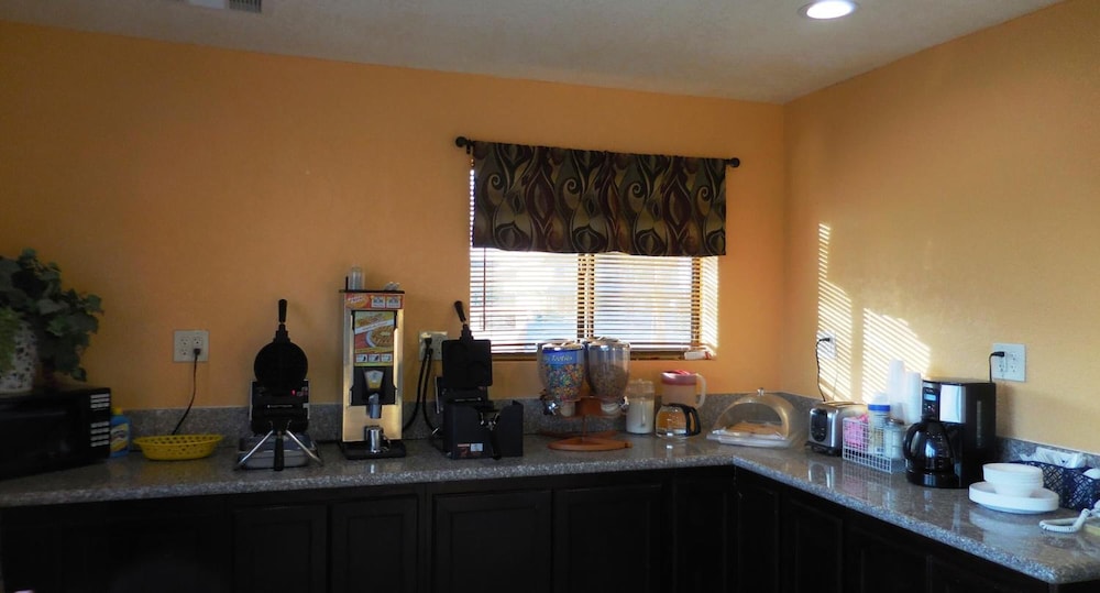 Best Economy Inn n Suites - photo 27