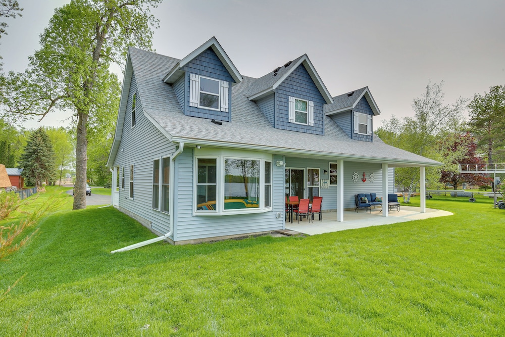 Stunning Waterville Home on Tetonka Lake — 4-Star Luxury Hotel in Waterville, United States