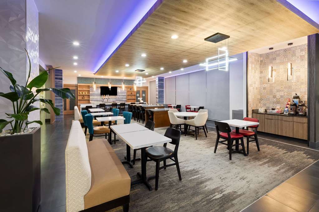 La Quinta Inn & Suites by Wyndham El Paso East Loop 375 - photo 29