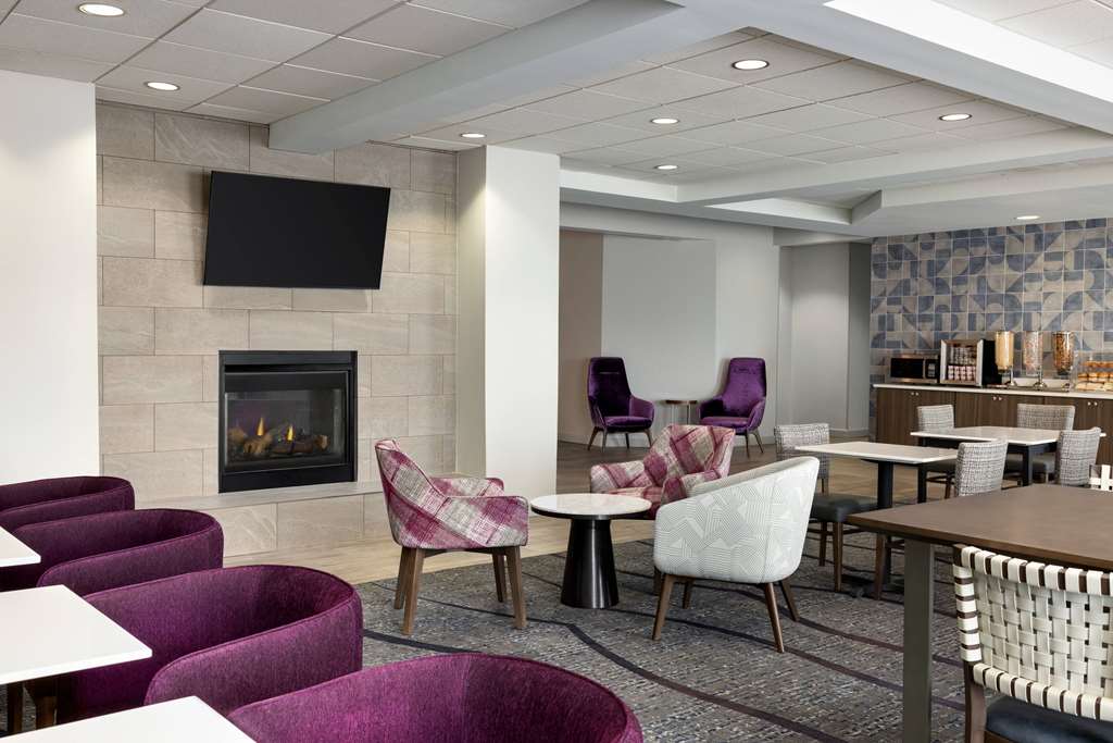 La Quinta Inn & Suites by Wyndham Springfield Airport Plaza - photo 8