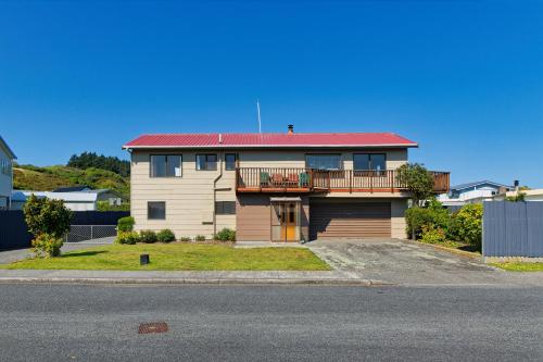 A Classic Kiwi Bach in South Bay — 4-Star Luxury Hotel in Kaikoura, New Zealand