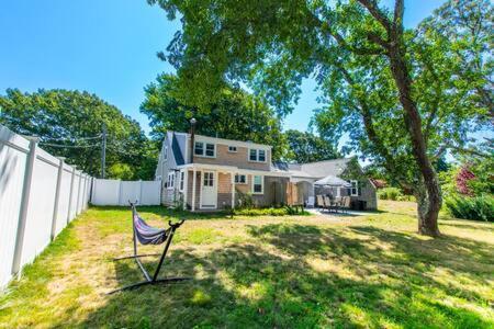 3 Min Walk to Beach Large Fenced Yard — 4-Star Luxury Hotel in Yarmouth, United States